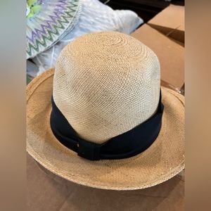 Woman’s hat Don Anderson great condition